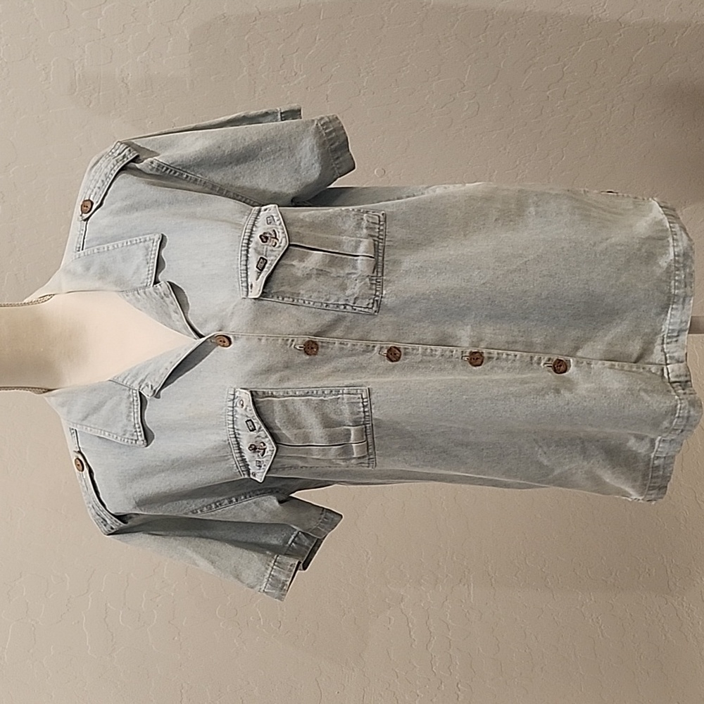 CAPACITY LIGHTWASH DENIM BLUE SHIRT IN EXCELLENT CONDITION SZ S
